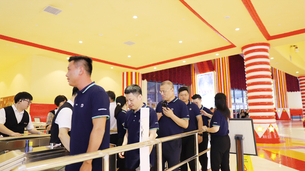 1696380206892294.gif 進(jìn)入大馬戲會場1.gif